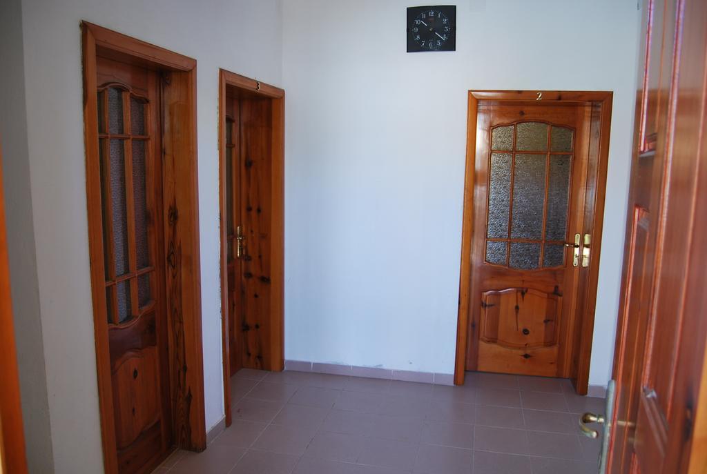 H And H Guesthouse Velipojë Exteriör bild