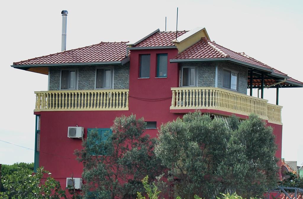 H And H Guesthouse Velipojë Exteriör bild