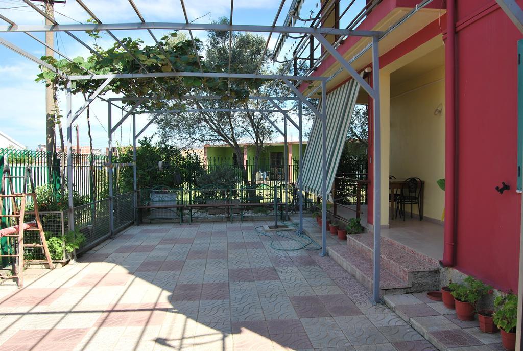 H And H Guesthouse Velipojë Exteriör bild